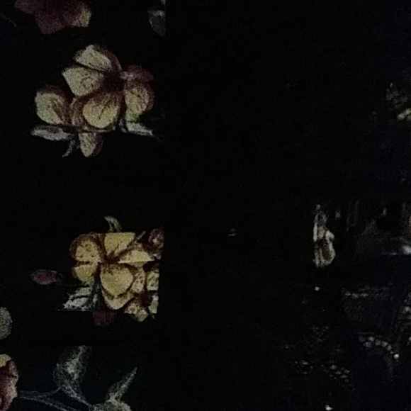 Two ladies Rewind blouses.. Size XL - Picture 4 of 8